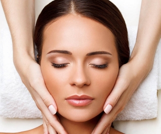Massage mặt liệu trình bằng tinh chất trẻ hóa da tại Hoa Hồng Nhung Spa