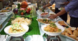 Buffet Chay buổi trưa mùng 01 và 15 âm lịch hàng tháng với gần 30 món ăn chay tại Nhà Hàng Tiệc Cưới Rạng Đông