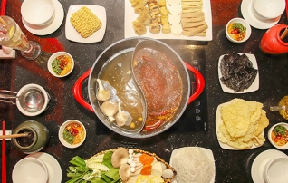 Set lẩu chay Tứ Xuyên chay thượng hạng dành cho 4 người tại nhà hàng lẩu chay HongKong