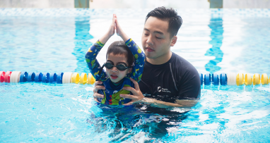 Khóa học bơi cơ bản dành cho trẻ em và người lớn tại Hệ thống Trường Bơi Dolphin Swim School