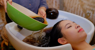 Gội đầu thảo dược kết hợp massage đầu tại Spa Đông Y Ngọc Hà