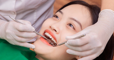 Khám răng miệng tổng quát lấy cao răng và đánh bóng trị viêm nướu nhổ răng khôn cho gia đình tại Nha khoa HT