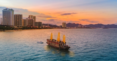 Du lịch khám phá vịnh Nha Trang và tiệc cocktail tại Emperor Cruises 5 sao