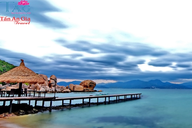 Đảo Bình Hưng - Tiệc BBQ Tôm hùm - Yến Bay Resort - Thắng cảnh Bàu Trắng - Đi về xe giường nằm 2N2Đ