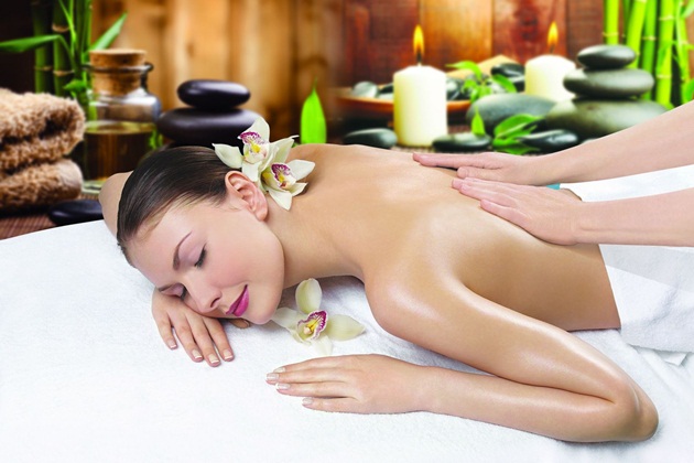 Massage body bằng tinh dầu và đá nóng giúp giảm mệt mỏi stress
