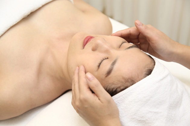 Điều trị mụn chuyên sâu tại Adam & Eva Clinic