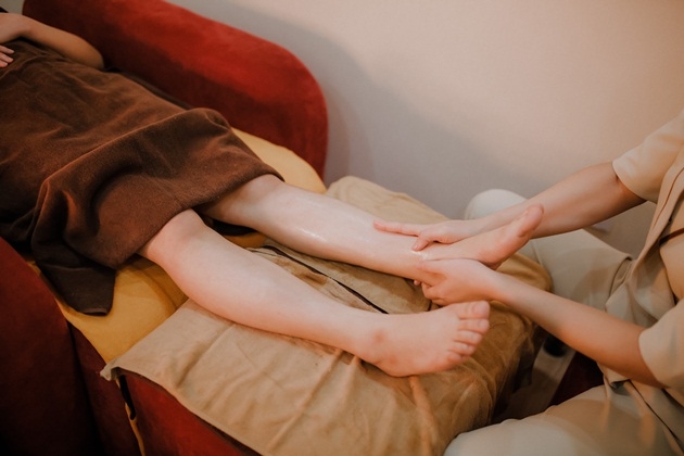 Giảm đau nhức chân xả stress với massage chân phong cách Trung Hoa tại  HanaK Spa