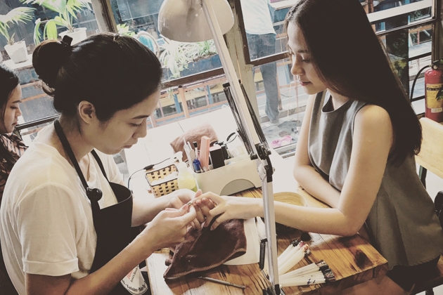 Sơn gel phủ dưỡng kết hợp tẩy da chết tại Sonia B.B
