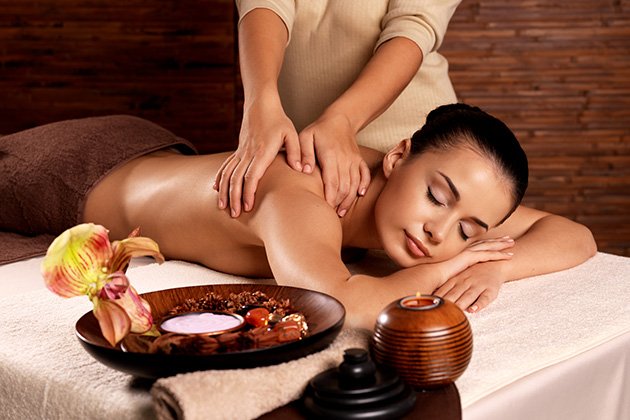 Massage tinh dầu Thái kết hợp đá nóng tại Nguyệt Spa