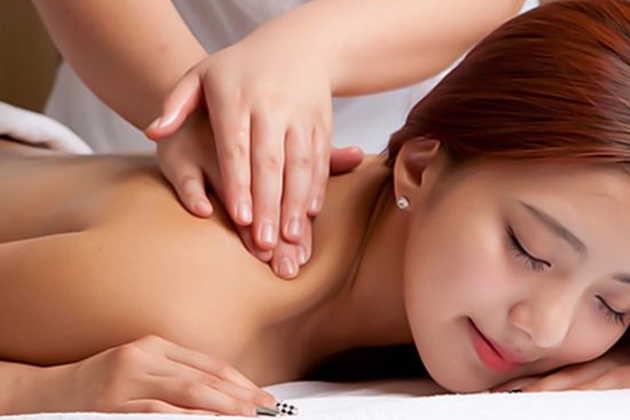 Massage body đá nóng thư giãn tại Thu Linh Spa