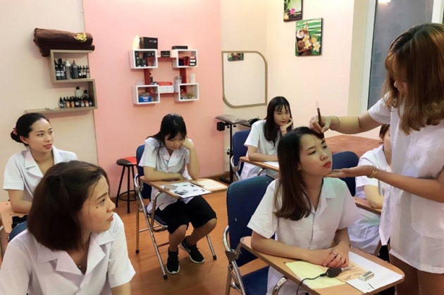 Khóa học Chăm sóc da hoặc Phun xăm chuyên nghiệp