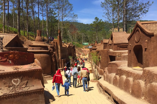 Tour tham quan Nhà đất sét - Chùa Linh Phước 01 ngày