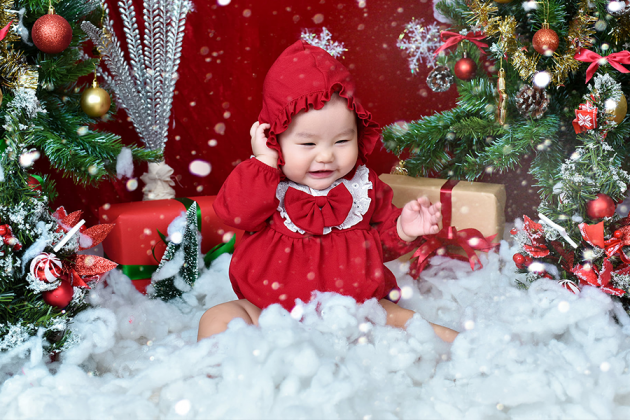 Hãy giữ lại khoảnh khắc đáng yêu của bé trong mùa Giáng sinh bằng những bức ảnh noel đầy sắc màu. Với những bộ đồ nhiều chi tiết và những trang trí xinh xắn, chụp ảnh noel cho bé sẽ trở thành một kỷ niệm đẹp trong cuộc đời bé.