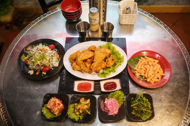 Panchan ăn kèm đa dạng các loại: Kim chi, củ cải muối, rau cải trộn dầu vừng…, cho bữa ăn thêm bắt mắt với nhiều màu sắc phong phú. Nước gạo rang truyền thống Hàn Quốc thơm bùi, mát lành cũng là một thức uống giải khát, cho quý khách cảm nhận trọn vẹn hương vị tươi ngon.