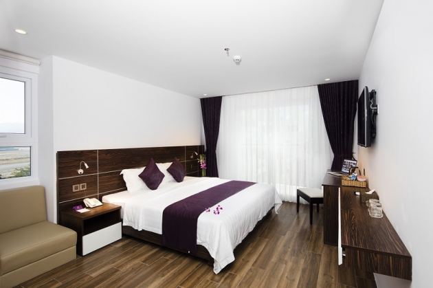 Balcony Nha Trang Hotel 4*: Phòng Senior Ocean View có ban công dành cho 02 người