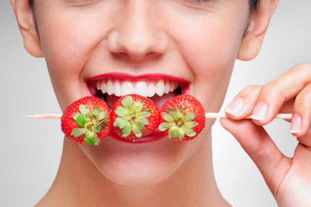 Hàn khe thưa răng cửa trám răng thẩm mỹ tại Nha khoa Family Dental