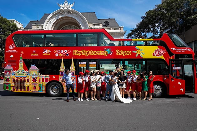 Tour tham quan Sài Gòn trên xe bus 2 tầng: Khám phá Sài Gòn từ trên cao và tận hưởng vẻ đẹp của thành phố từ một góc nhìn khác biệt với Tour tham quan Sài Gòn trên xe bus 2 tầng. Trải nghiệm cuộc hành trình độc đáo và thú vị cùng với gia đình và bạn bè.