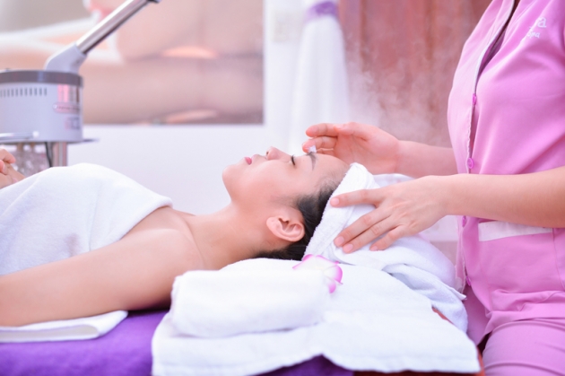 Điều trị mụn, làm sáng da và trị thâm tại Helen Spa