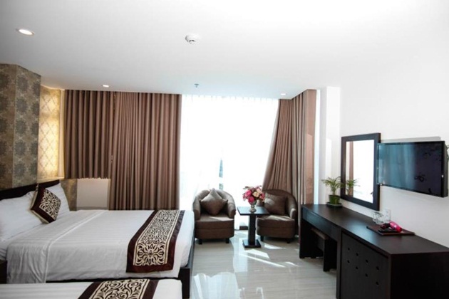 Phòng Superrior có diện tích 24m2, được thiết kế trang nhã, tinh tế với đầy đủ trang thiết bị hiện đại.Cửa số phòng hướng ra phố, không gian ấm cúng sẽ giúp du khách cảm thấy thoải mái và thư giãn.