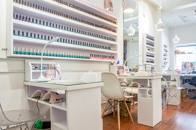 Với không gian sang trọng và tinh tế, tiệm nails boutique sẽ là điểm đến lý tưởng cho những khách hàng yêu thích làm móng. Với dịch vụ chất lượng và các sản phẩm chăm sóc móng hiện đại, chắc chắn bạn sẽ có trải nghiệm tuyệt vời.