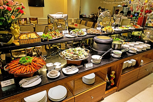 Buffet Trưa trên 40 món hấp dẫn tại Khách sạn Blue Diamond 3*