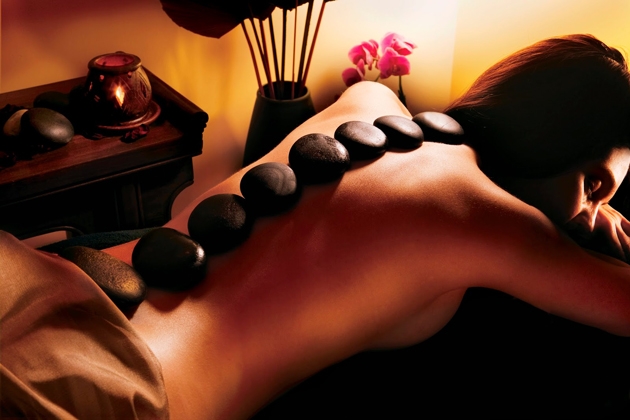 Massage body đá nóng tại Shi Beauty & Spa