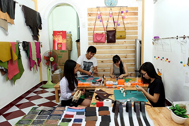 Làm đồ da handmade tại Da Mọi
