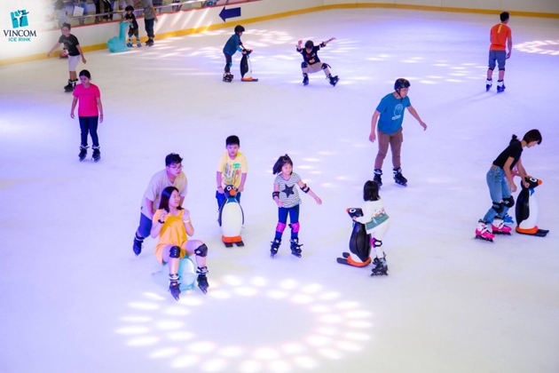 Vé trượt băng người lớn tại Sân trượt băng Vincom Landmark 81 - Áp dụng từ  thứ