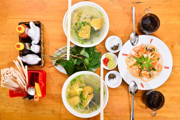 Combo 02 tô miến gà + 01 đĩa gỏi gà + 02 ly nước Coca-Cola