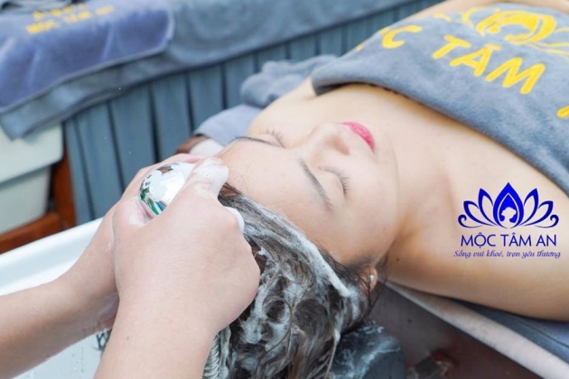 Gội đầu dưỡng sinh và massage ấn huyệt tại Mộc Linh Spa