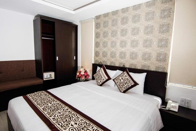 Phòng Superrior có diện tích 24m2, được thiết kế trang nhã, tinh tế với đầy đủ trang thiết bị hiện đại.Cửa số phòng hướng ra phố, không gian ấm cúng sẽ giúp du khách cảm thấy thoải mái và thư giãn.