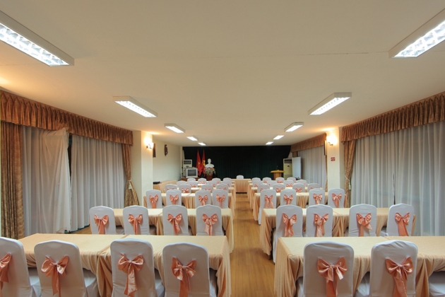 Khăn quàng đỏ Hotel 3* Hà Nội: Phòng Deluxe Twin/ Double dành cho 02 khách