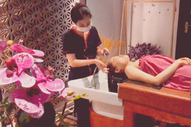 Bạn muốn tận hưởng một buổi spa kết hợp gội đầu dưỡng sinh và massage chuyên sâu cổ vai gáy? Đến ngay địa chỉ tại - để được trải nghiệm dịch vụ tuyệt vời nhất. Với các sản phẩm chất lượng và đội ngũ nhân viên chuyên nghiệp, bạn sẽ tận hưởng những phút giây thư giãn và làm mới cơ thể sau những ngày dài mệt mỏi.