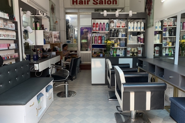 New Hair Salon: Bạn muốn thay đổi kiểu tóc của mình nhưng chưa biết đến đâu để được tư vấn và phục vụ chu đáo? New Hair Salon sẽ làm bạn hài lòng với đội ngũ chuyên nghiệp, dụng cụ chất lượng và không gian sang trọng. Nơi đây luôn đem đến cho khách hàng những trải nghiệm làm đẹp tuyệt vời.