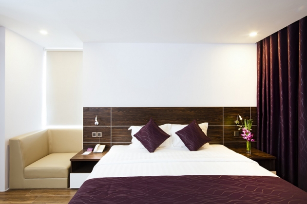 Balcony Nha Trang Hotel 4*: Phòng Deluxe City View có ban công dành cho 02 người