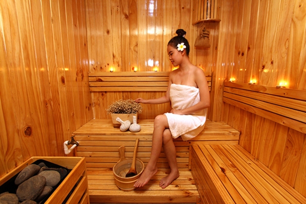 Combo xông hơi Sauna là sự lựa chọn phổ biến và tiện lợi cho những ai muốn tận hưởng một liệu trình nghỉ dưỡng hoàn chỉnh. Với hình ảnh này, bạn sẽ được đưa đến những resort cao cấp nhất với các trải nghiệm tuyệt vời như massage, hồ bơi và xông hơi.
