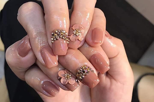 Trang Lê Nail: Được biết đến như một trong những chuyên gia về làm móng giỏi nhất, Trang Lê Nail luôn mang đến cho khách hàng của mình những dịch vụ chất lượng cao và đẳng cấp. Hãy xem qua một vài hình ảnh và cảm nhận sự khác biệt này.