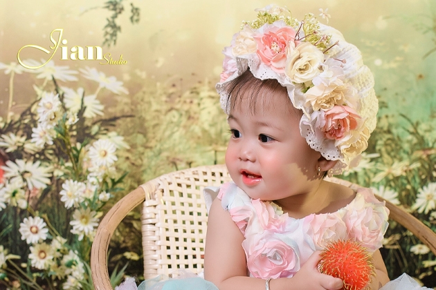 Chụp ảnh bé yêu: Hãy cùng đắm chìm trong khoảnh khắc ngọt ngào của đứa trẻ nhỏ với bức ảnh chụp bé yêu của bạn. Hình ảnh tươi sáng và đáng yêu của bé sẽ khiến bạn không thể rời mắt. Hãy lưu giữ những kỷ niệm đáng nhớ này và chia sẻ với bạn bè.