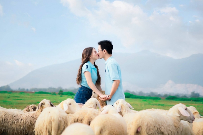 Bộ ảnh cưới tuyệt đẹp tại Biên Hòa-Hồ Cốc sống động và lãng mạn chắc chắn sẽ khiến các cặp đôi xuýt xoa. Khung cảnh thiên nhiên tuyệt đẹp cùng những bức ảnh đậm chất tình yêu sẽ được ghi lại trong bộ ảnh này.