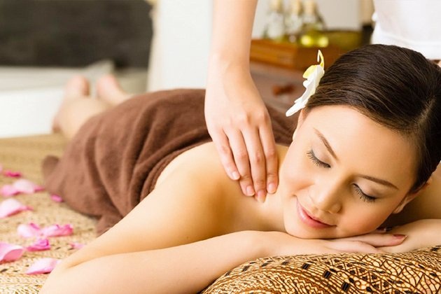 Massage body đá nóng kết hợp xoa bóp bấm huyệt toàn thân