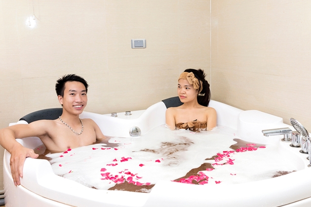 Ngâm sục thuốc tắm người Dao Đỏ tại Hathi Julia Ngâm sục thuốc tắm người Dao Đỏ tại Hathi Julia