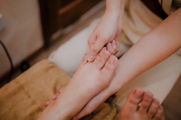 Giảm đau nhức chân xả stress với massage chân phong cách Trung Hoa tại  HanaK Spa